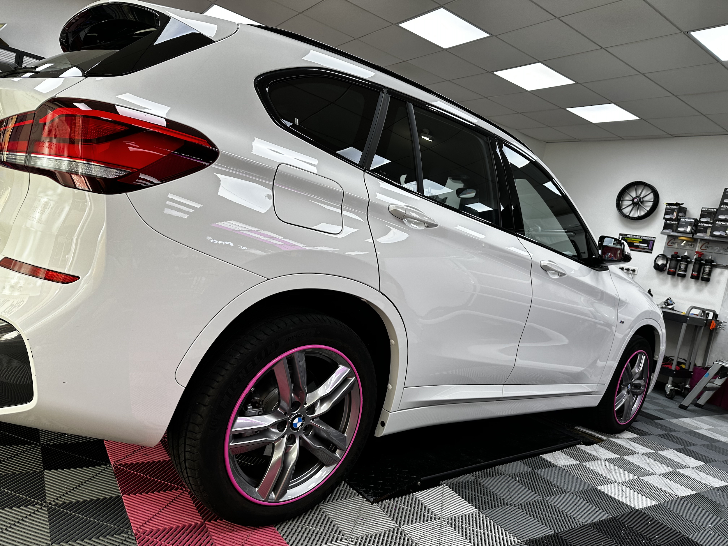 protection-jantes-alloygator-rose-sur-bmw-suv-monaco