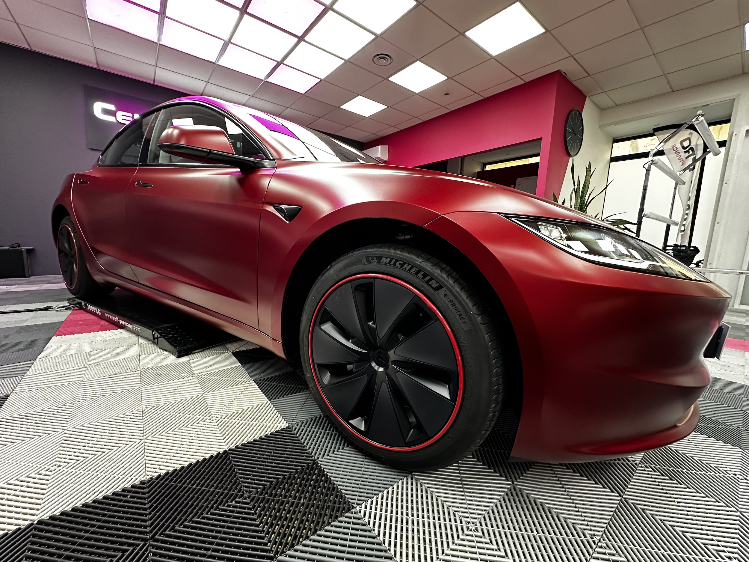 protection-jantes-tesla-model-3-rouge-foncé-antibes